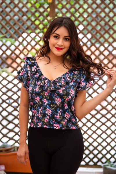 Blusas para Mujer Blusa Negra Floreada V con Vuelos Floreado TALLA M Guatemala